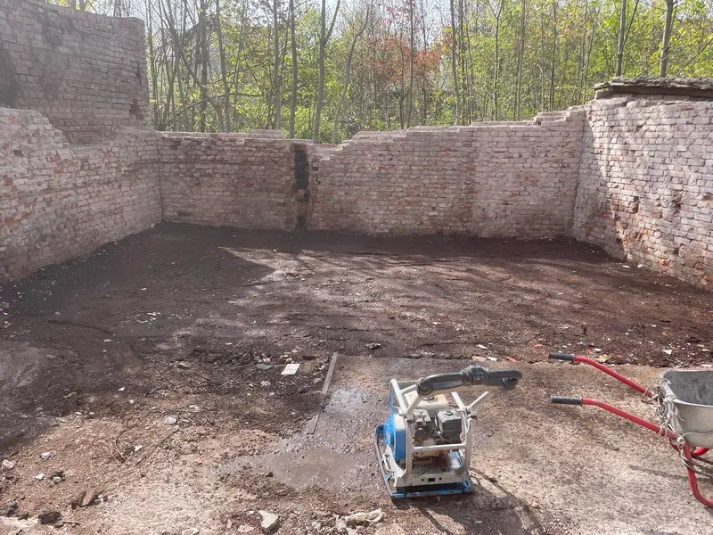Leergeräumter Rohbau vor dem Wiederaufbau