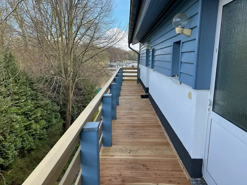 Holzfassade eines Wohnhauses nach der Aufarbeitung